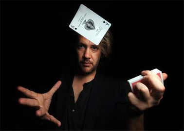 O cartão desaparece das habilidades e das técnicas mágicas do pôquer do truque da plataforma