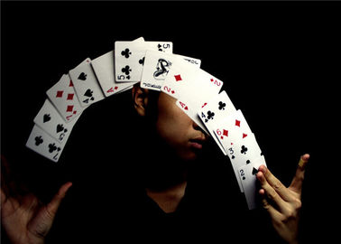 Habilidades mágicas e técnicas dos truques de cartão da tecnologia/pôquer do cartão dos ás do profissional quatro