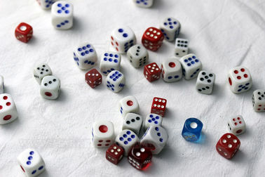 Os jogos coloridos do casino do plástico 8/10/12/14mm cortam apostando a fraude dos jogos